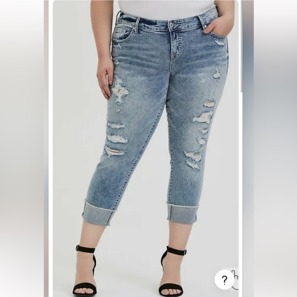 NWOT Torrid Size 20 Crop Distressed Boyfriend Jean - Vintage Stretch Light Wash